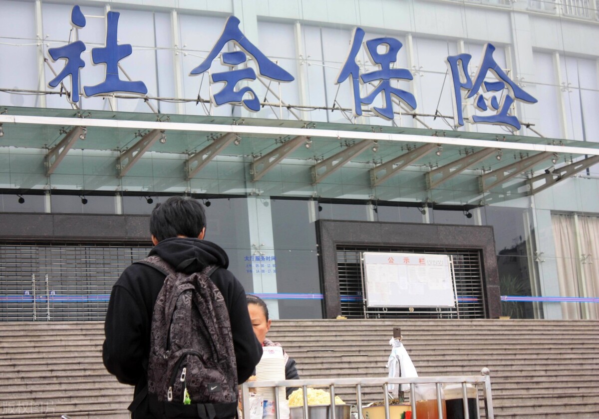 单位不交社保退休员工怎么办呢,单位不给缴纳社保退休了怎么赔偿