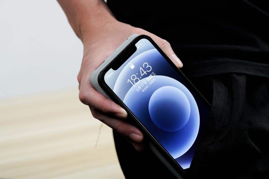 iphone12promax充电宝快充,iphone12pro磁吸无线充电宝评测