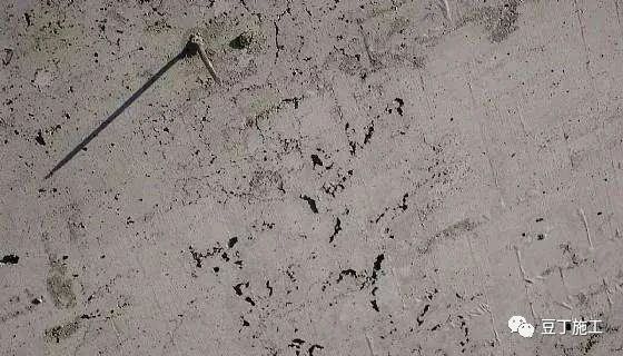 混凝土浇筑后拆模有孔洞怎么回事,混凝土坏了要怎么补