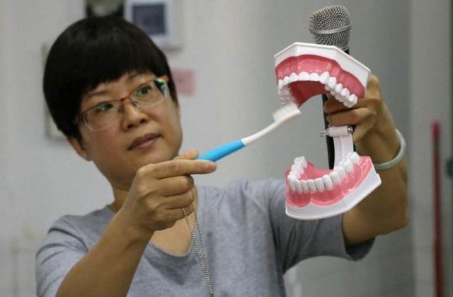 每天刷2次牙还有黑洞？：用“此方法”刷牙，没黑洞才怪呢！