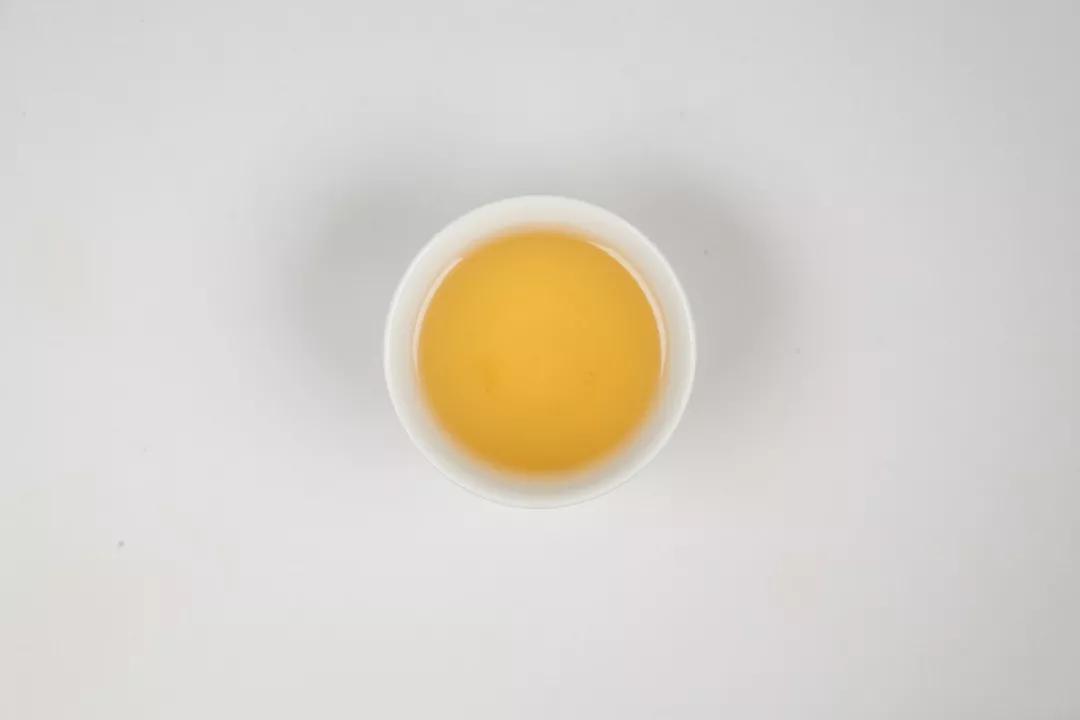 普洱茶渍在白裤子上如何洗掉,衣服普洱茶渍清洁小妙招