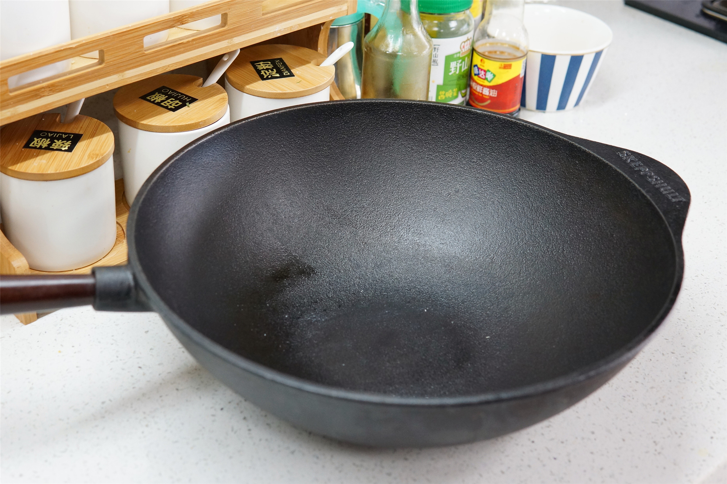 铁锅免开锅买回来怎么用,铁锅买来千万不要直接炒菜