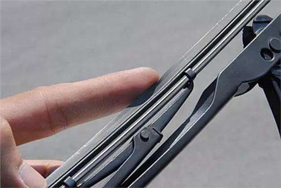 汽车雨刮器往上刮异响,雨刮器刮不干净一招帮你解决