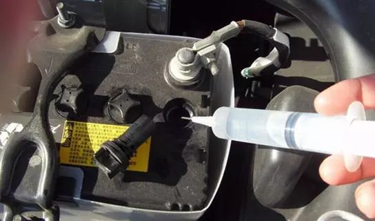 冬天汽车电瓶亏电一招让电瓶修复,新车电瓶俩月亏电趴窝两次