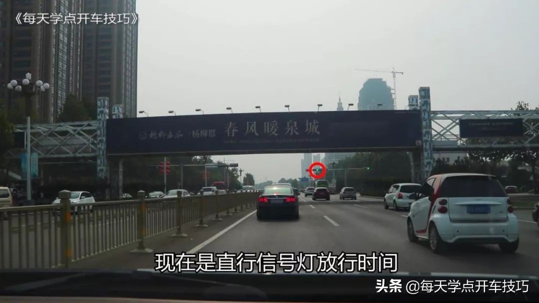 绿灯时前车过线变红灯要继续走吗,绿灯后轮过线变红灯能继续行驶吗