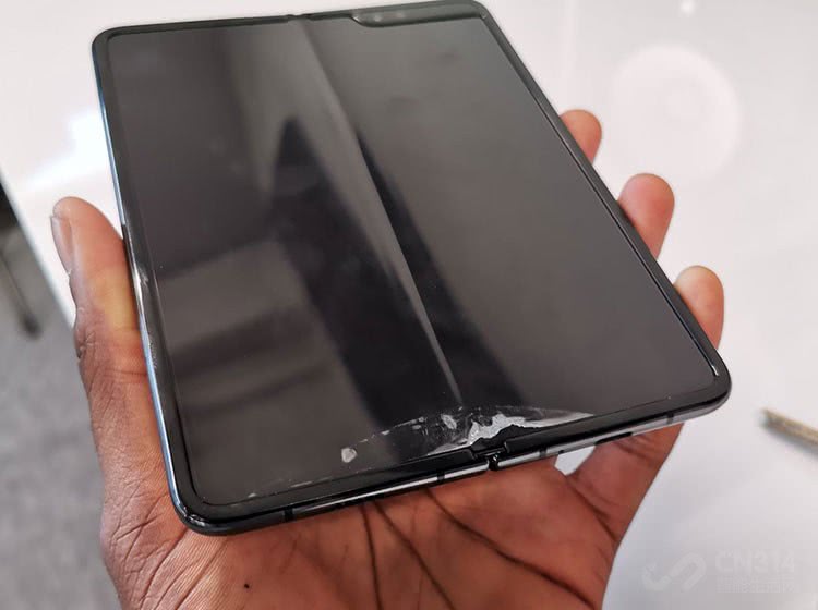 三星折叠屏手机屏幕坏了怎么办,三星折叠手机突然破损