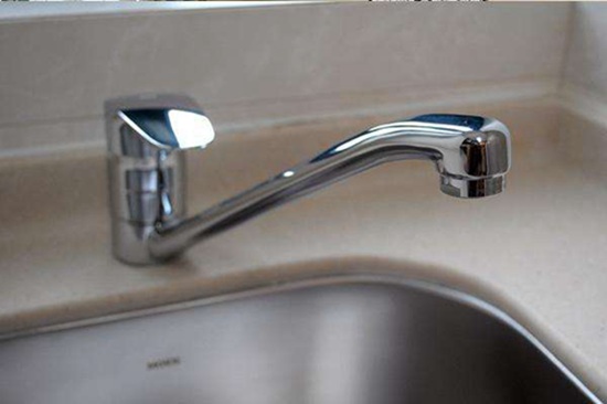 厨房洗碗槽水龙头漏水开关漏水,水龙头卡扣漏水还是螺纹漏水