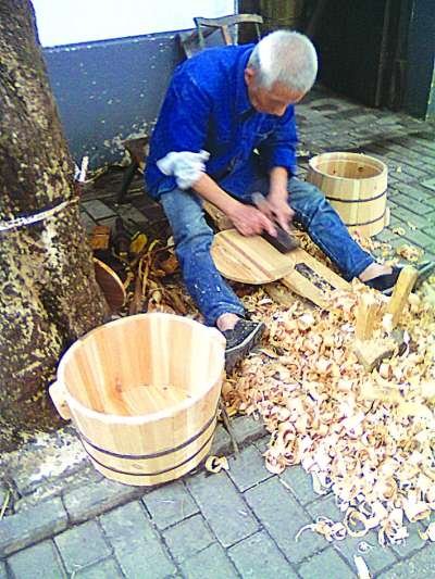 老行当箍桶匠图片,箍桶消失的老人
