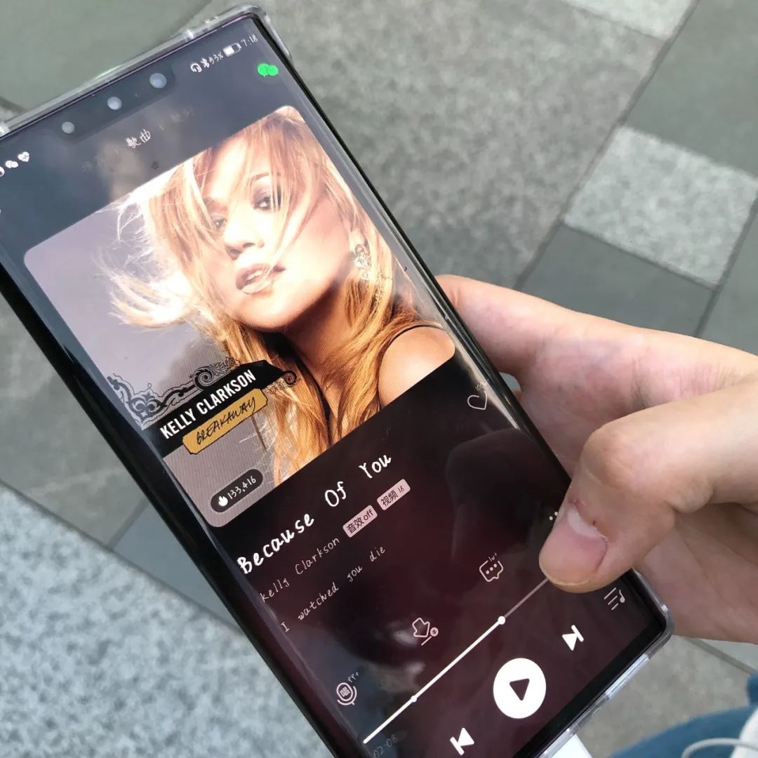 太古里的年轻人耳机在放什么？