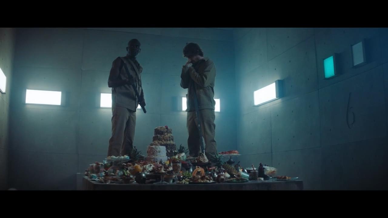 33层监狱顶层的人吃大餐,33层监狱吃饭