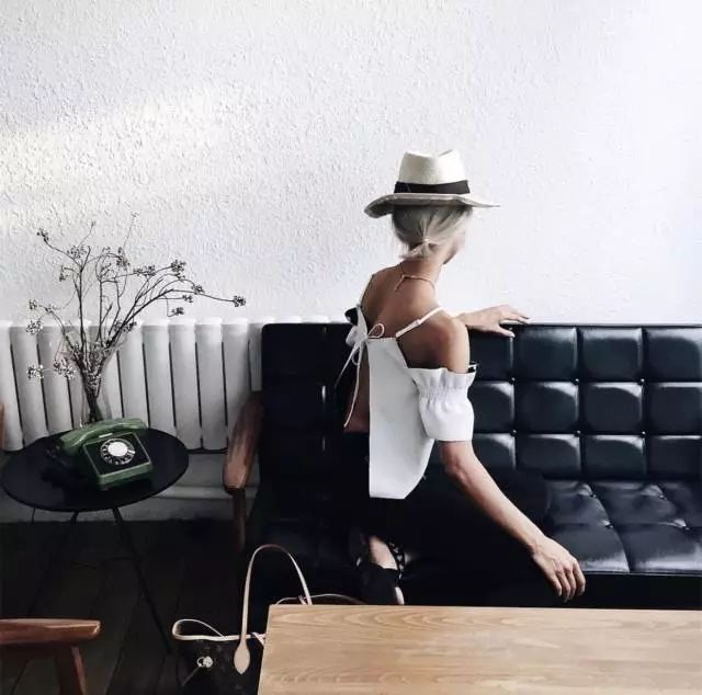 黑色法式赫本风独特设计高级感,高级黑轻奢风格卫生间