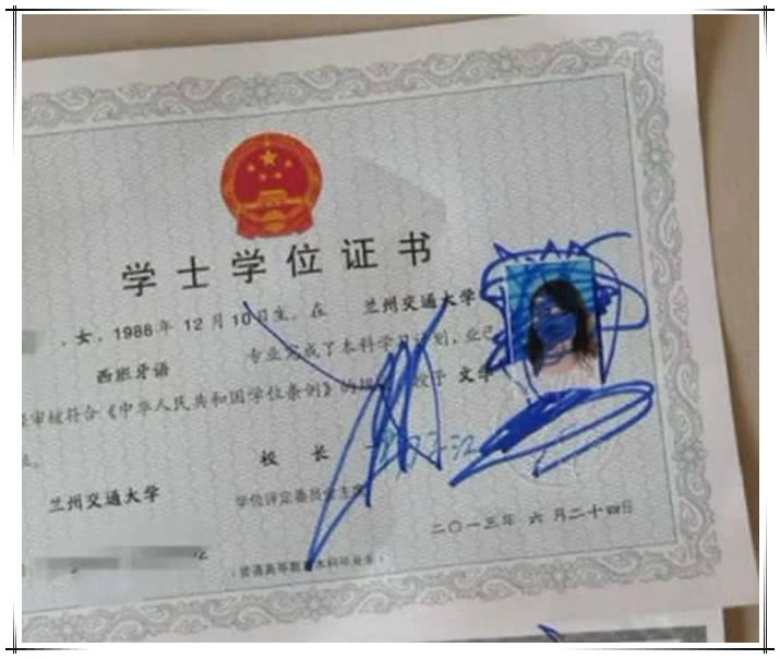 宝爸带娃，致宝妈毕业证被涂画，该吊打宝爸，还是父子跪搓衣板？