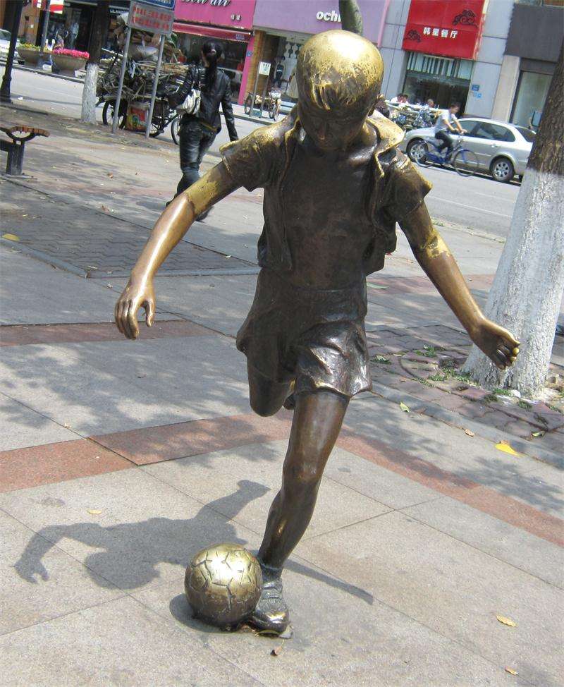 踢足球的好处有哪些,踢足球的好处和危害