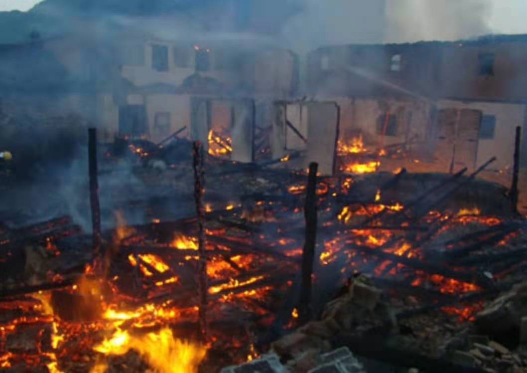 一对夫妻救下两名不慎落水的孩子,12年前翁婿大火救人