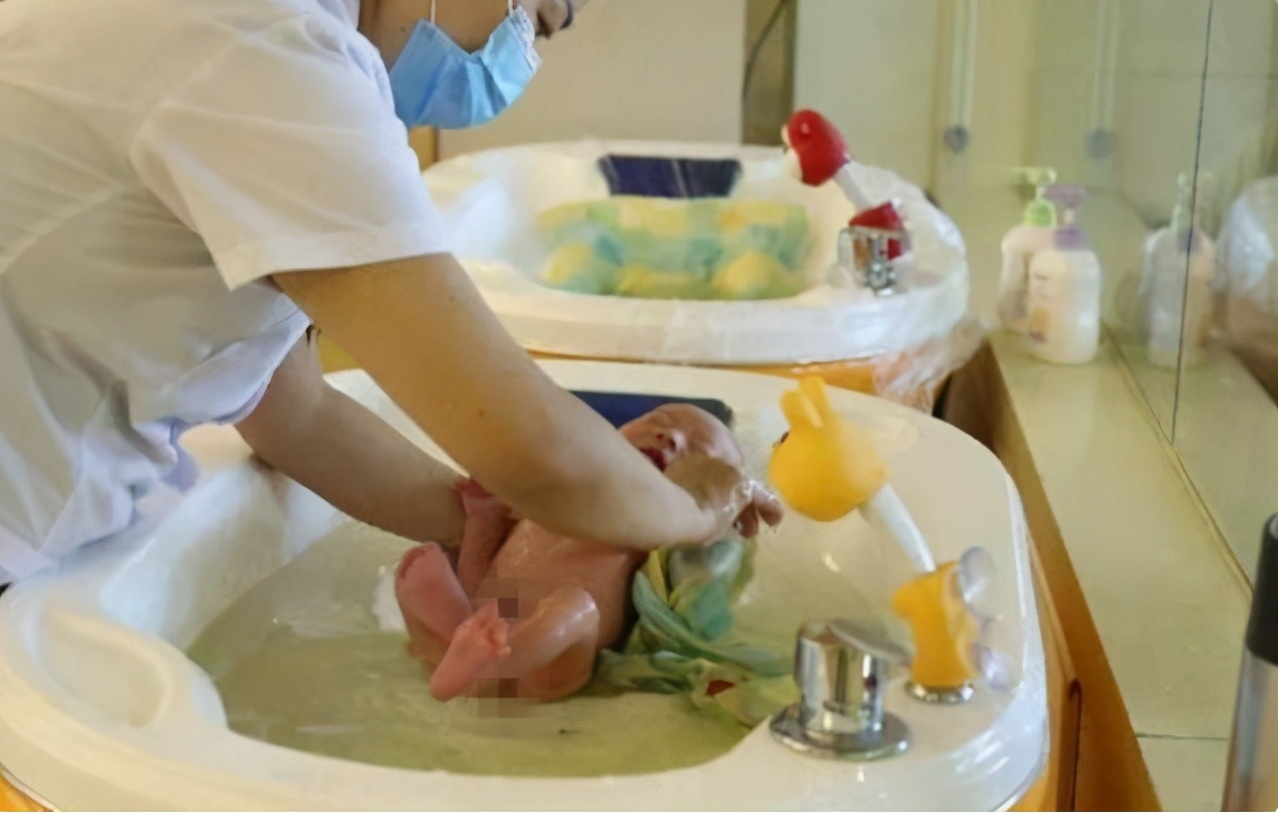 孕后期胎宝太活跃,胎宝会给孕妈带来哪些尴尬