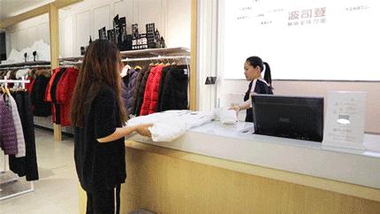 品牌羽绒服低至99元！百货大楼要被搬空了