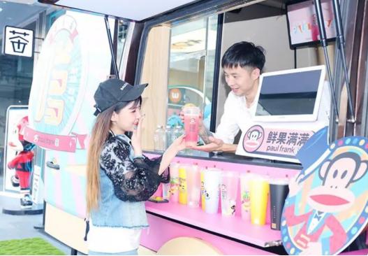 就算暴雨将魔都颠倒，这家「国际潮牌茶饮」照样人多到爆