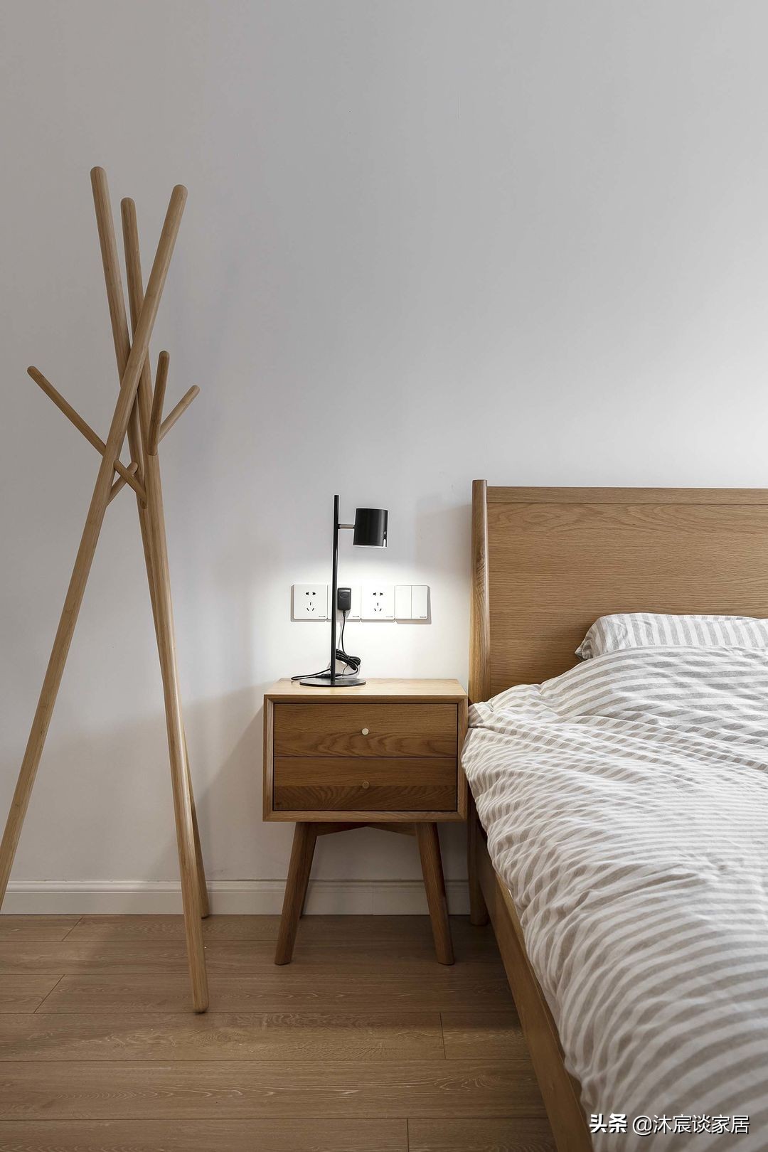 她在沙发后面“掏洞”造窗，完工后发现太明智了，全屋温暖又自然