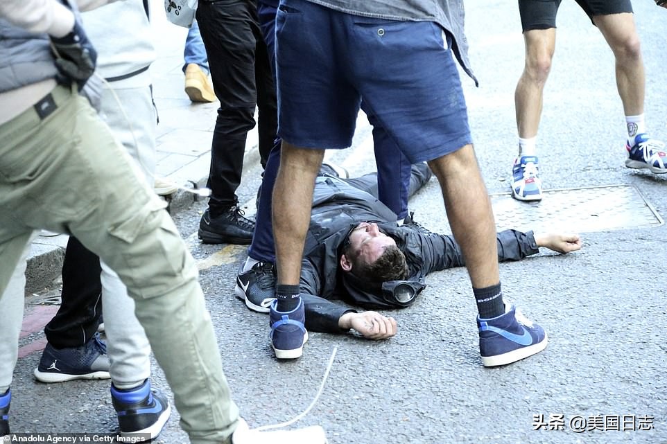 英国抗议人群与警方爆发冲突,英国白人右翼和反种族主义