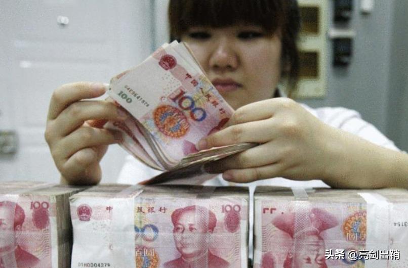 在银行取假钞可以报警吗,在银行取到假钱拿走不给换怎么办