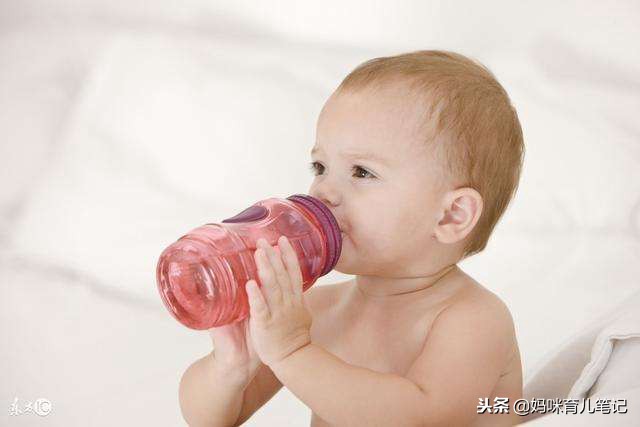 上火时应该小口喝水和大量喝水,宝宝上火不爱喝水煮什么水喝