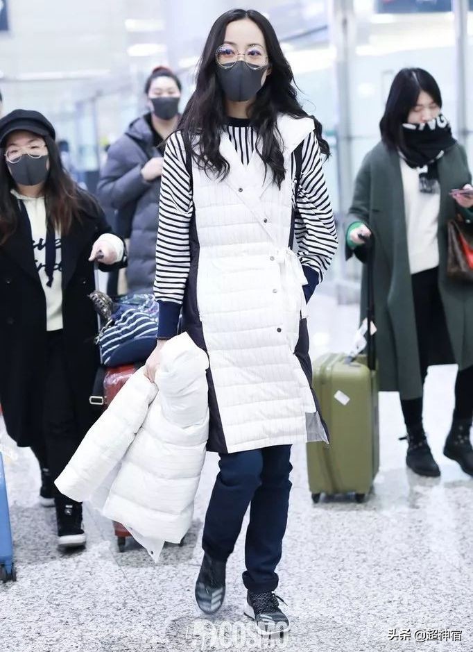 明星机场穿搭秋冬大衣,明星同款背心马甲外套穿搭