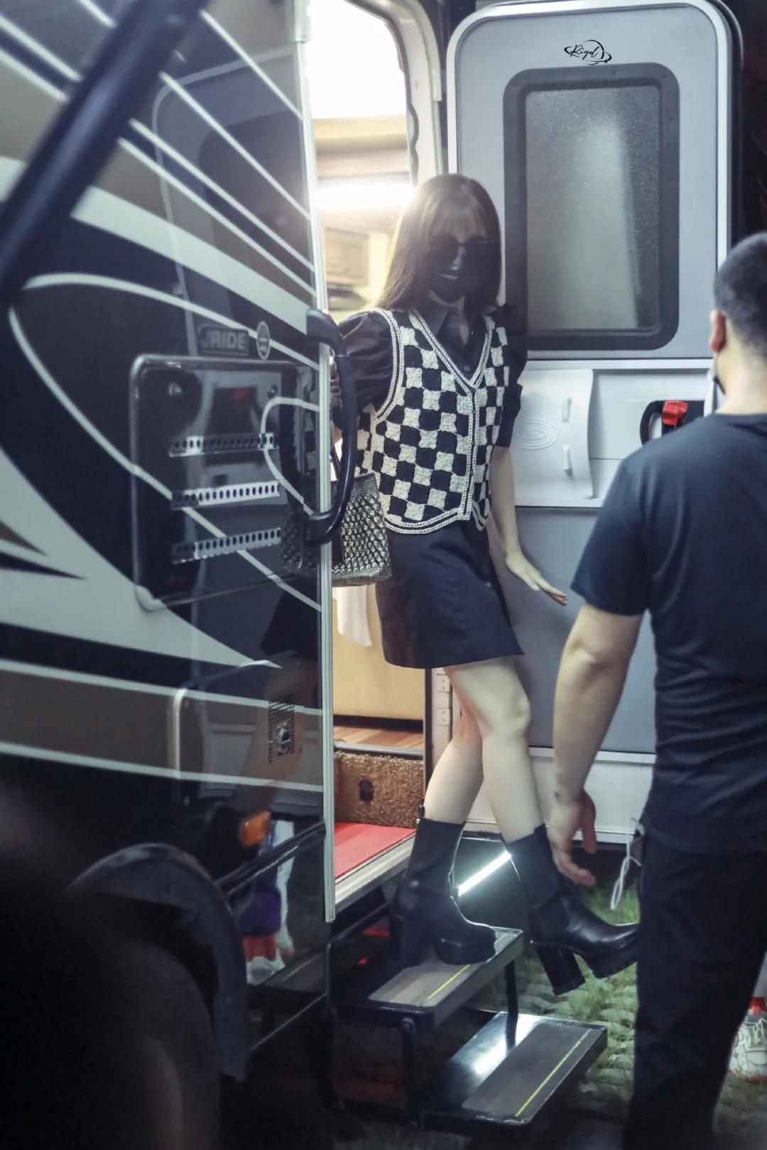 气质针织秋冬穿搭一整套,明星同款针织衫日常穿搭