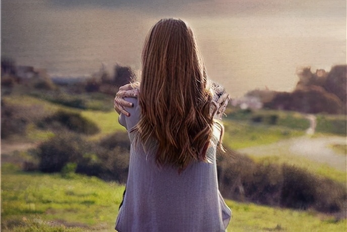 越是爱你越心痛原唱,越是爱一个人越会感到心痛