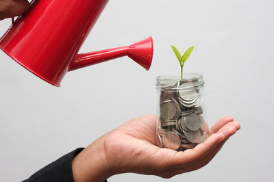 100个人里有几个有钱的,100个人每个人拿10000出来存银行