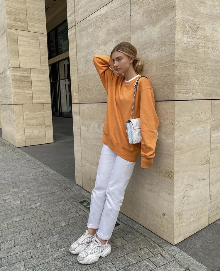 今年流行爆款裤子直筒牛仔裤,今年潮流一点的裤子牛仔裤