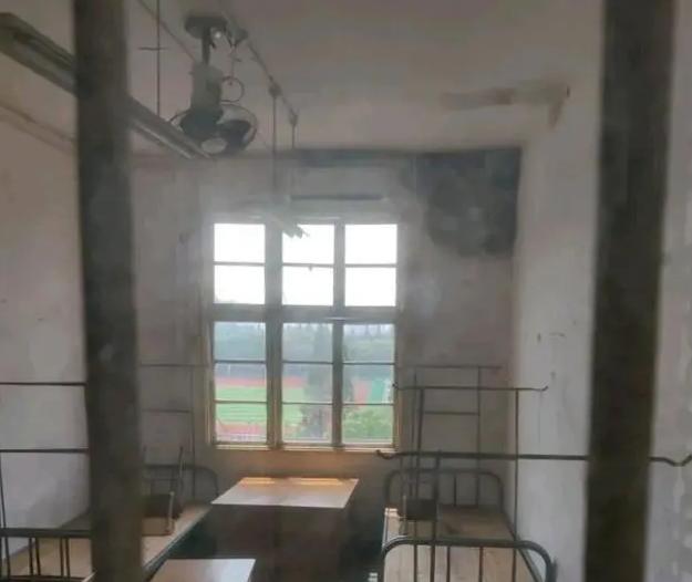 “贫民窟”大学宿舍遭学生嫌弃，环境“脏乱差”，新生表示想复读