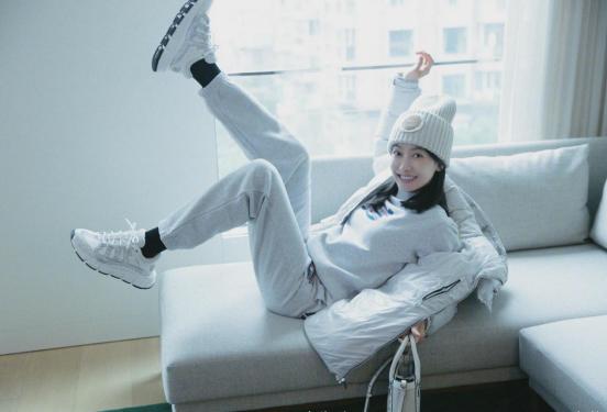 宋茜穿蓝色卫衣机场照,宋茜穿羽绒服