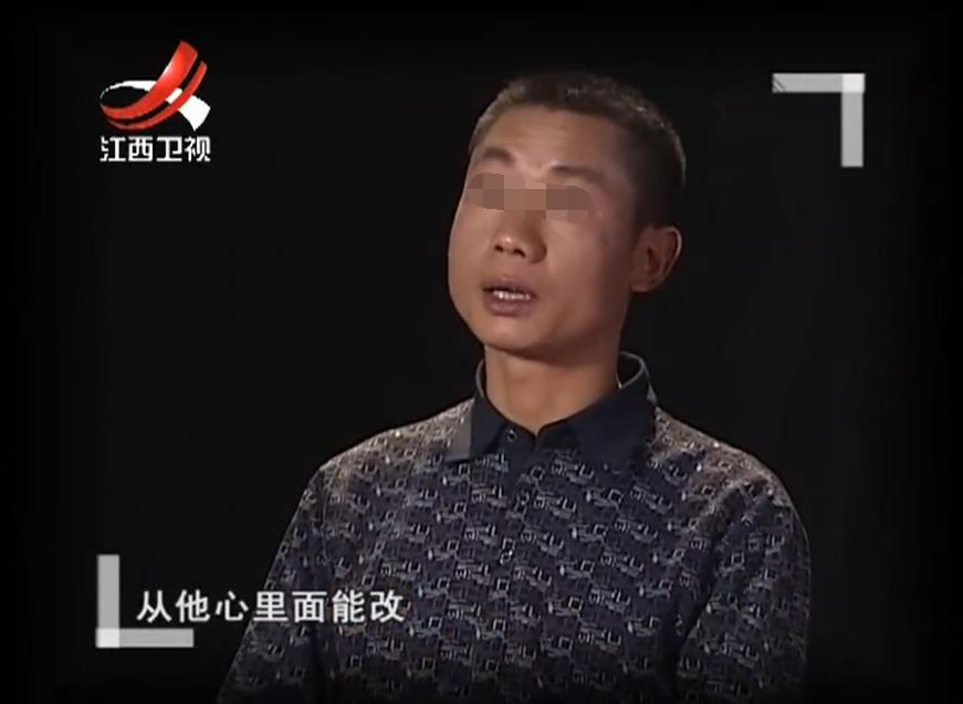 侄儿身为晚辈，竟脱下鞋子打老人，老二气道：都是大哥教坏了