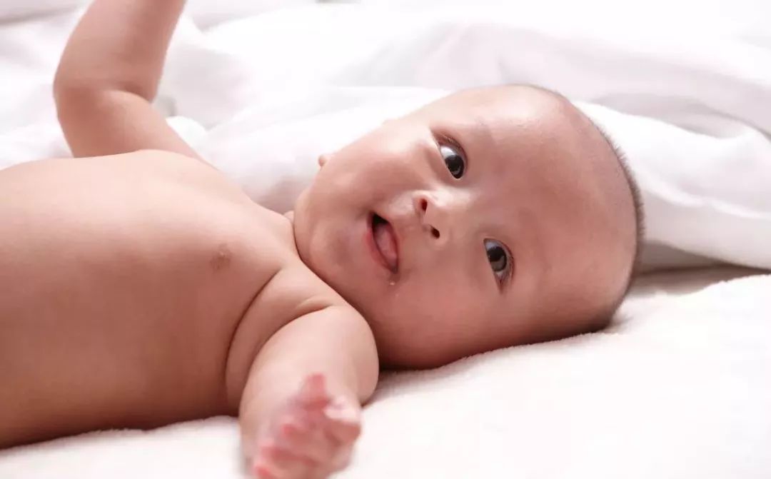 宝宝吃奶睡着放下就醒,宝宝在怀里能睡着一放下就醒