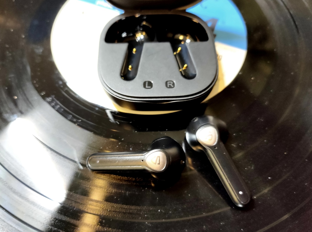 air2入耳蓝牙耳机开箱,泥炭蓝牙耳机air3评测