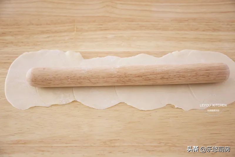 饺子皮剩了怎么做饼好吃,饺子皮葱花饼怎么做又软又好吃