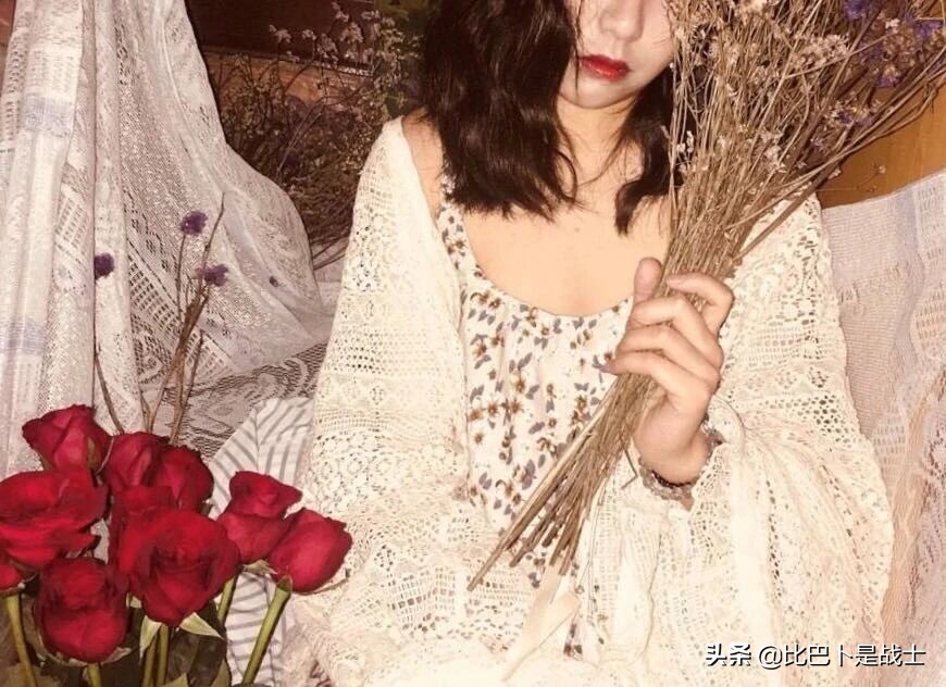 我拍了拍自己的肚子,我拍了拍自己