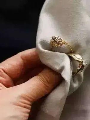 项链打结什么意思,项链耳环打结怎么解