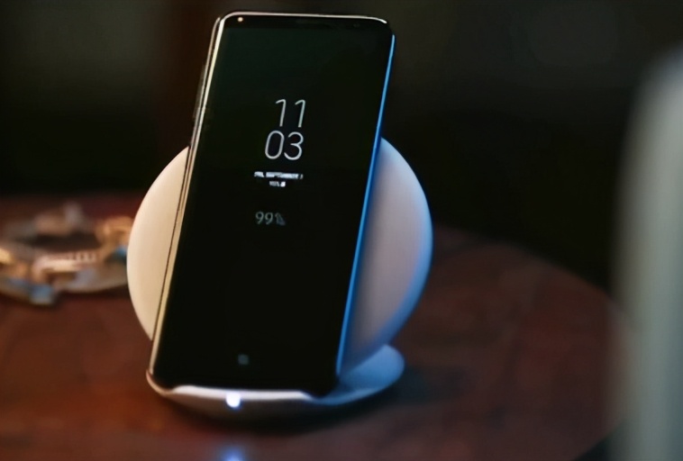 最经典的互黑广告：三星手机VS苹果手机，但却说的是事实