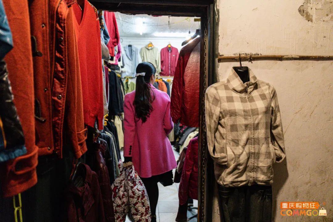 解放碑一层楼卖衣服,解放碑二手衣服市场