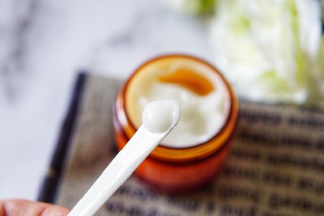 夏季面霜保湿不油腻退红不拔干,夏天清爽不油腻的面霜有哪些