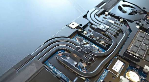 电脑开机风扇声音很大一会就好了,电脑突然黑屏而且风扇声音超级大