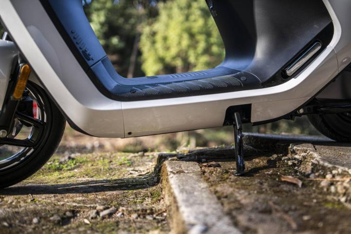 大灯炫酷有型,九号e100大灯效果