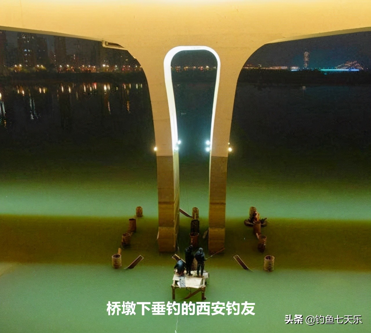 杭州钓友水上漂,钓鱼人在水中间钓鱼