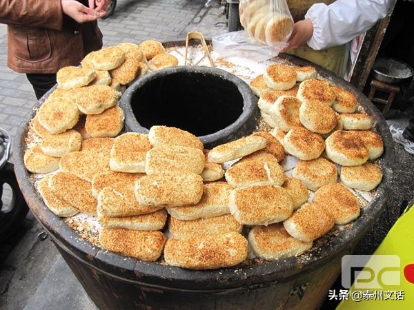 泰兴黄桥哪个烧饼好吃,泰兴黄桥老街上的黄桥烧饼