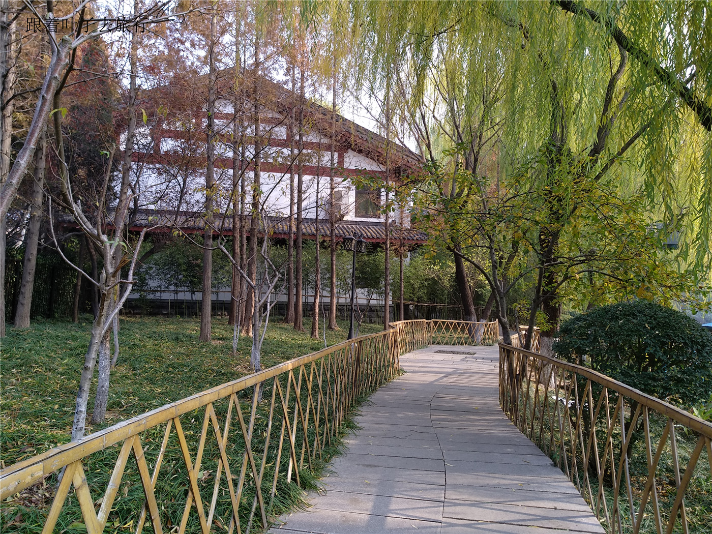 大明湖畔南丰祠雨荷厅前的荷花池,大明湖南丰祠的传说
