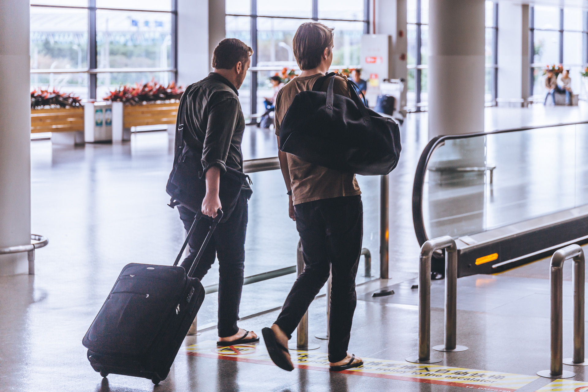 要去旅行箱子怎么收拾才不占地方,三人外出旅游如何整理行李箱