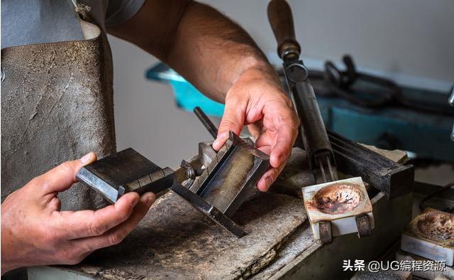 2000年模具师傅的工资多少钱,模具师傅月收入14000