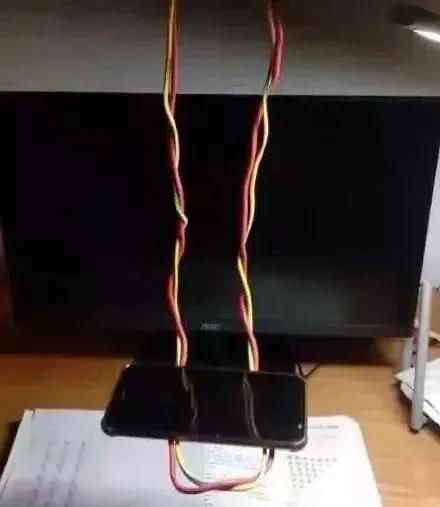 由于瘟情：老师变成了“主播”直播上网课、结果老师涉黄被封号！