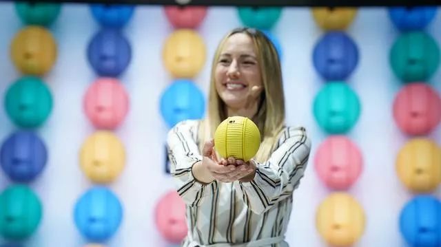 曝三星折叠屏手机售价超2000美元,三星发布超低端智能机价格仅600元